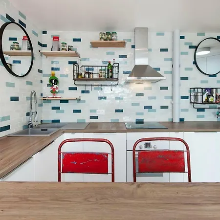 Well-designed Flat With Balcony And View Over Apartamento París