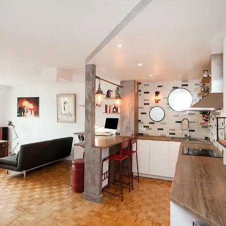 Well-designed Flat With Balcony And View Over Apartamento