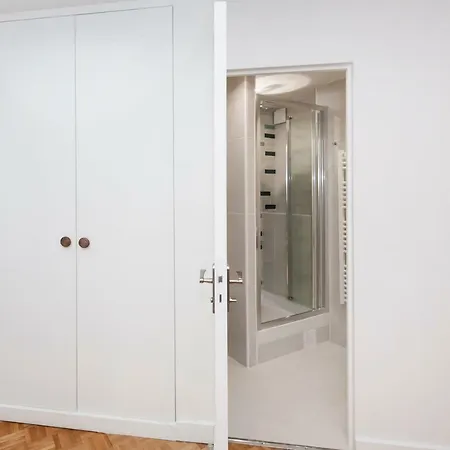 Well-designed Flat With Balcony And View Over * París
