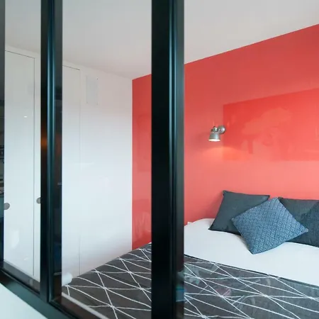 Well-designed Flat With Balcony And View Over Apartamento París